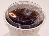 ソフトドリンクのカップの飲み口