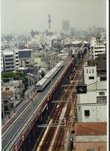 高架化された南海本線。奥に見えるのは天下茶屋駅＝1993年5月（写真：南海電鉄）