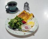 トースト・サラダ・ベーコンエッグのモーニングはコーヒーまたは紅茶付きで700円（筆者撮影）