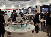 高級化粧品「セルフ型」店の勝算 シャネルもランコムも自由に試せる