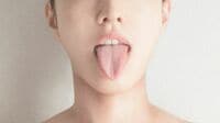 老け顔が気になる人｢舌ストレッチ｣効果的なコツ 肩こりやアレルギー､不眠なども引き起こす