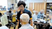 シニア層と主婦層に照準､介護助手が広げる裾野 58万人のスタッフ不足をどう埋めるか