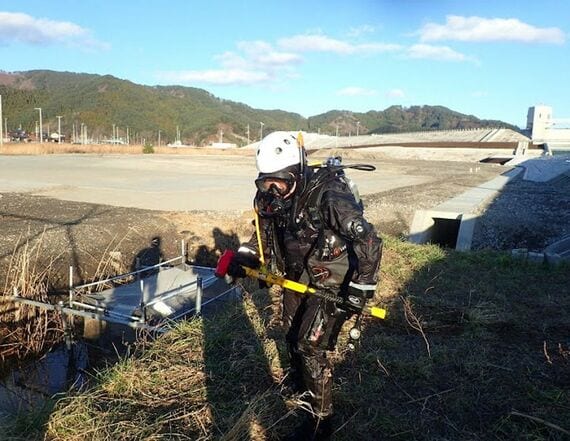 作業潜水を行う細木さん