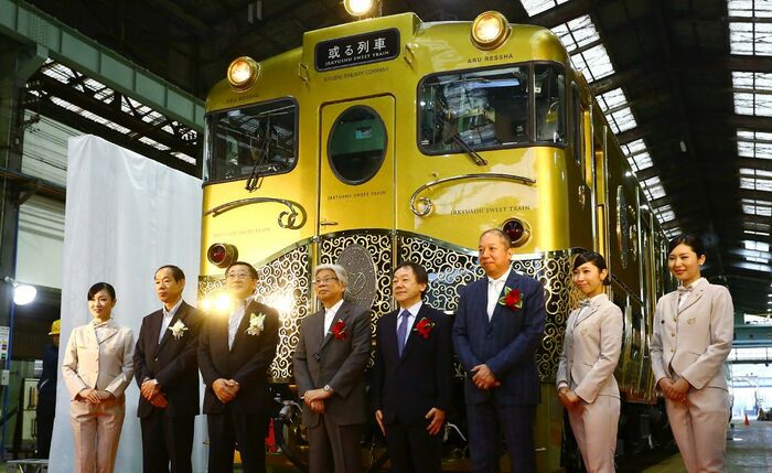 列車の前に勢ぞろいした関係者とスタッフ