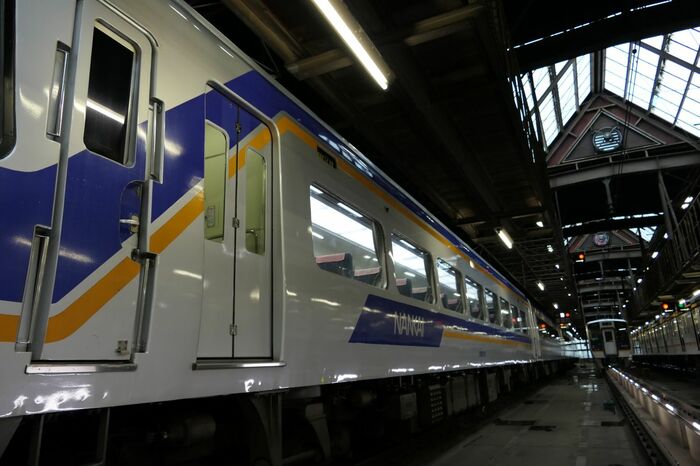 車体色はシルバーメタリックに青とオレンジの帯。