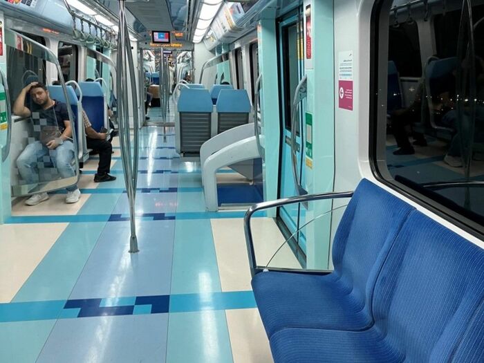 近畿車輛製メトロの車内