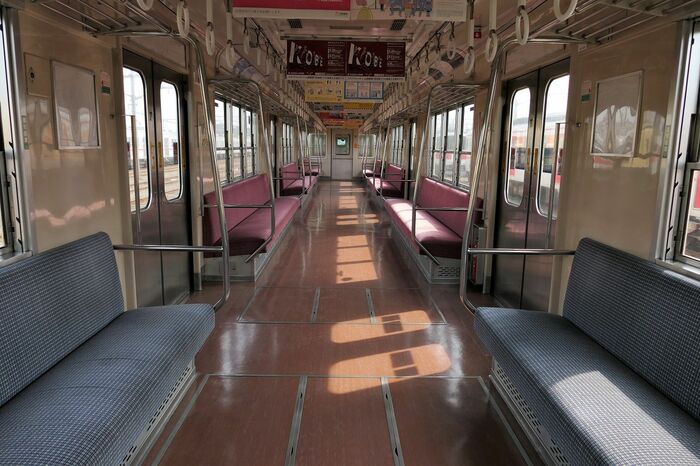 中間車（アルミ車）の車内