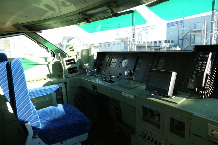 乗務員室は一般客室より750mm上にある高床式