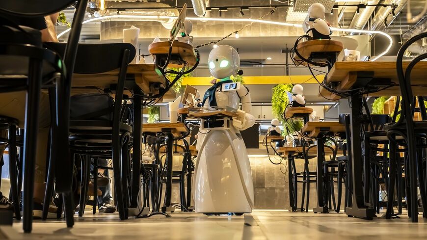 外出困難な人がロボットを操作して接客を行う（撮影：今井康一）