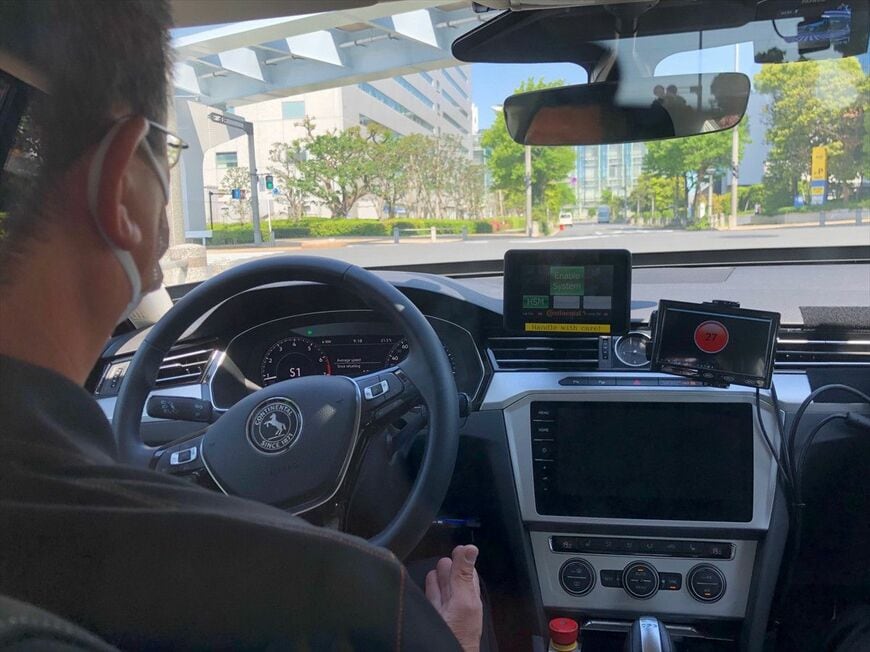 「パサート」をベースとした自動運転のパーソナルカー。ディスプレイに表示される赤丸と数字が信号機の情報を示す（筆者撮影）