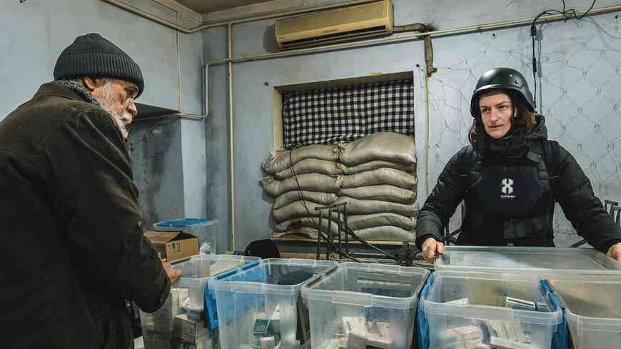 最前線の街で診療の準備をする医師のエレナ（右）。2月2日 ドネツク州シベルスク（写真：筆者撮影）
