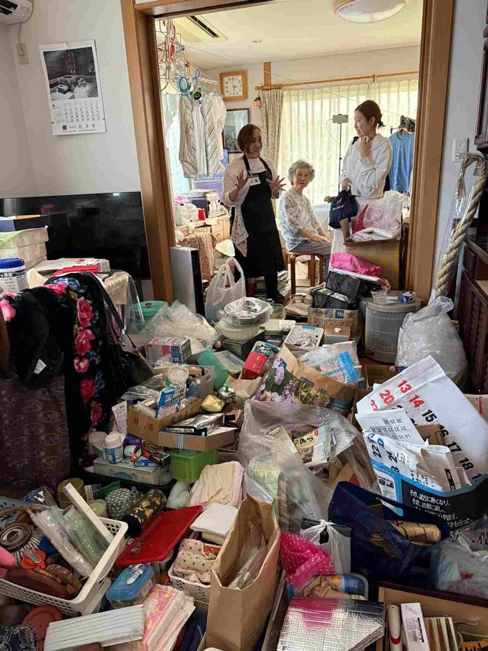かなりカオスな部屋が、どう生まれ変わるのか……（写真：一般社団法人ホーム＆ライフ協会提供）