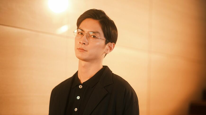 幅広い演技で観る者を魅了する、俳優の高良健吾さん。仕事にかける思いや、自身が思うカッコいい大人像などを伺いました（写真／内田裕介（Ucci））