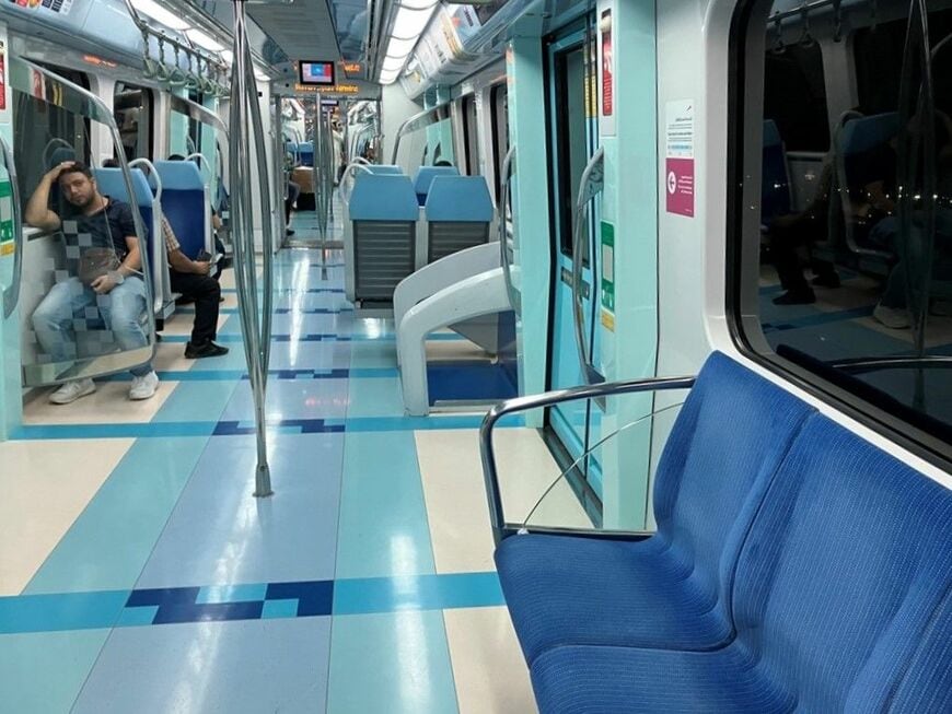 近畿車輛製メトロの車内（筆者撮影）