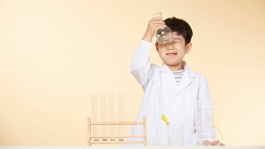 家ですぐにできる！ 簡単な実験を通じてできる自由研究をご紹介します（写真：januaryphoto／PIXTA）