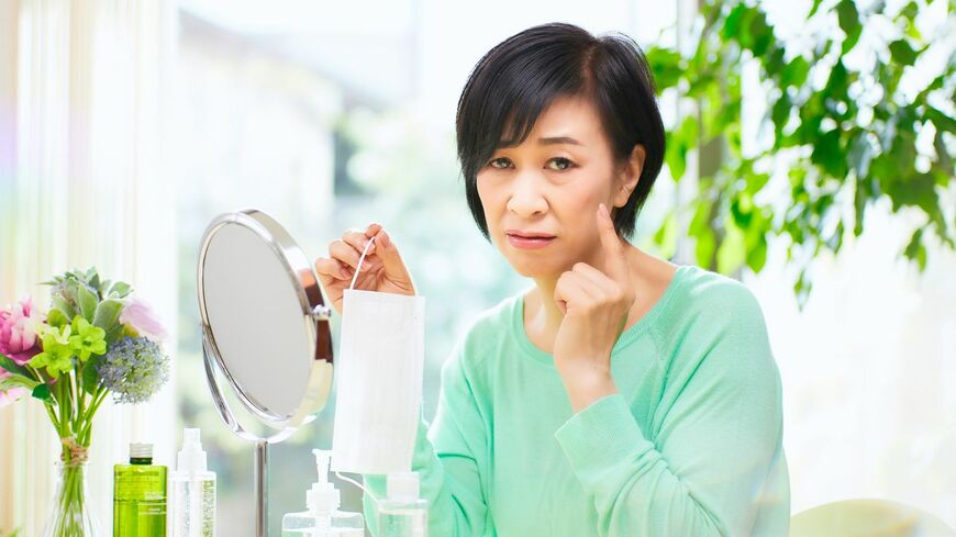 マスク下の「ほうれい線」を目立たなくするポイントとは？ （写真：elise／PIXTA）