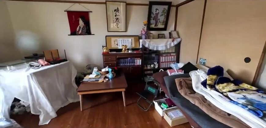 母が1人で暮らしていた実家のリビング。入院した母は一度も自宅に戻ることなく、施設に入った（写真：「イーブイ片付けチャンネル」より）