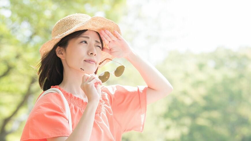 日光を浴びる女性