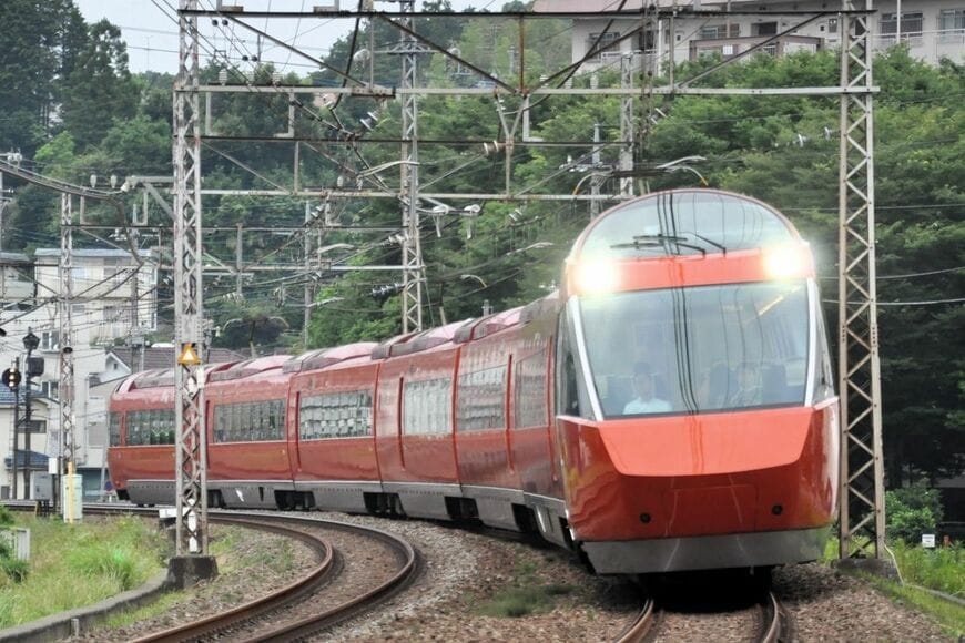 新宿と箱根・江ノ島を結ぶ大手私鉄・小田急電鉄の看板車両ロマンスカーGSE。同社が自治会向けSNS「いちのいち」を展開している（記者撮影）