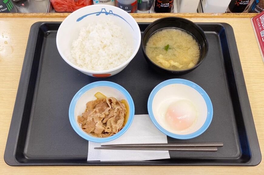 「Wで選べる玉子かけごはん」半熟玉子とミニ牛皿のセット。ライスは並盛（筆者撮影）