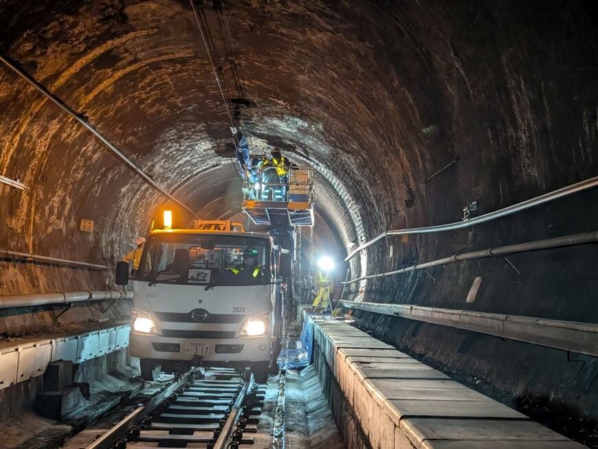 トンネル内の漏水剥落修繕の様子（写真：JR東日本）