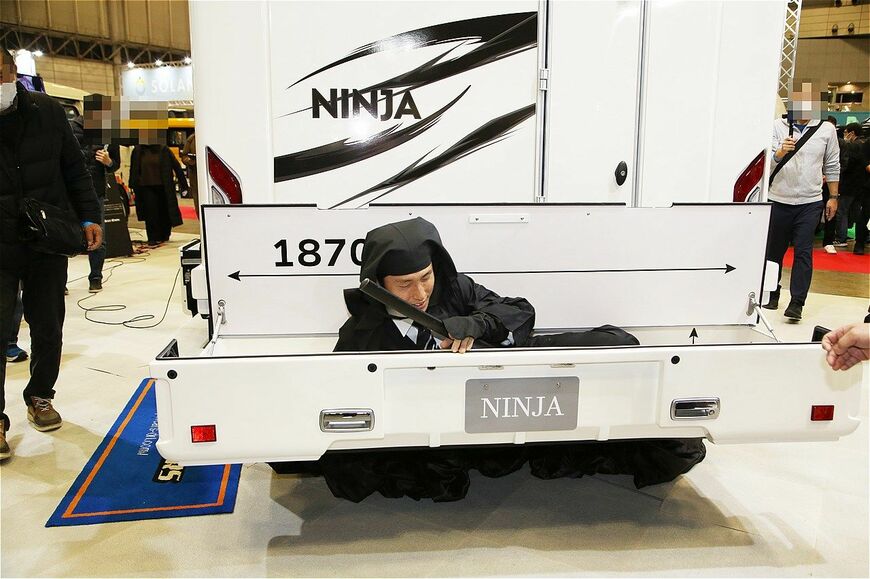 ダイレクトカーズの新作キャンピングカー「ニンジャ」（筆者撮影）