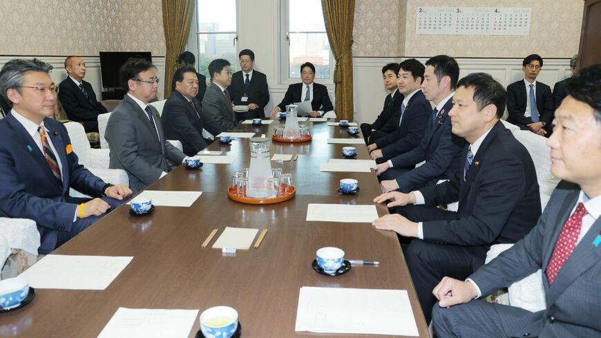 衆院予算委員会理事会に臨む与野党の理事ら（写真：時事）