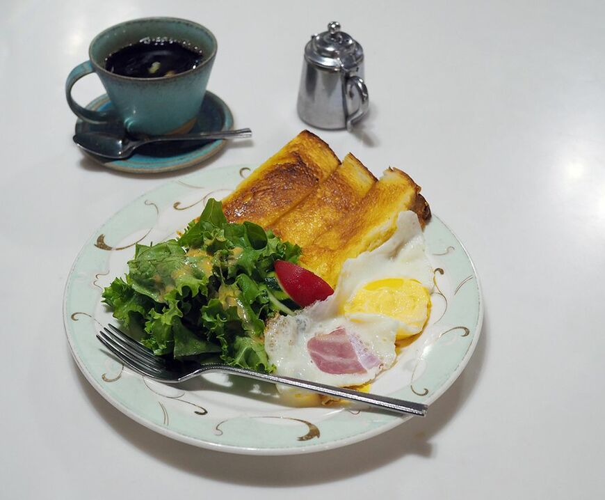 トースト・サラダ・ベーコンエッグのモーニングはコーヒーまたは紅茶付きで700円（筆者撮影）