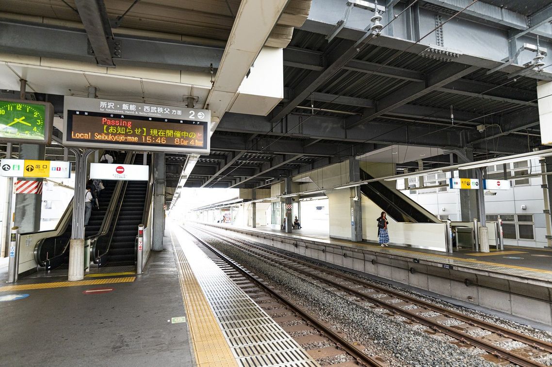 東長崎駅は優等列車が追い抜きをできる構造になっている