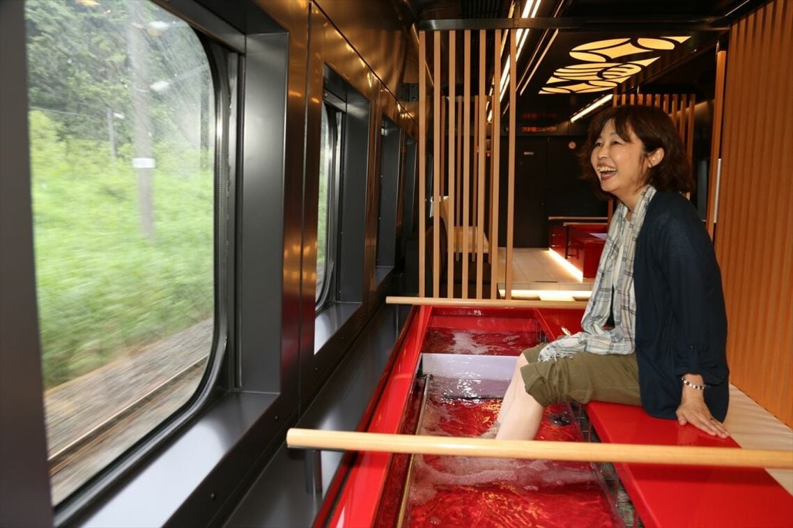 車内に足湯があった「とれいゆ つばさ」