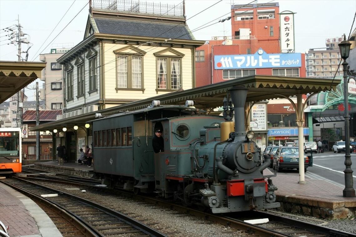 道後温泉駅に停車する「坊ちゃん列車」