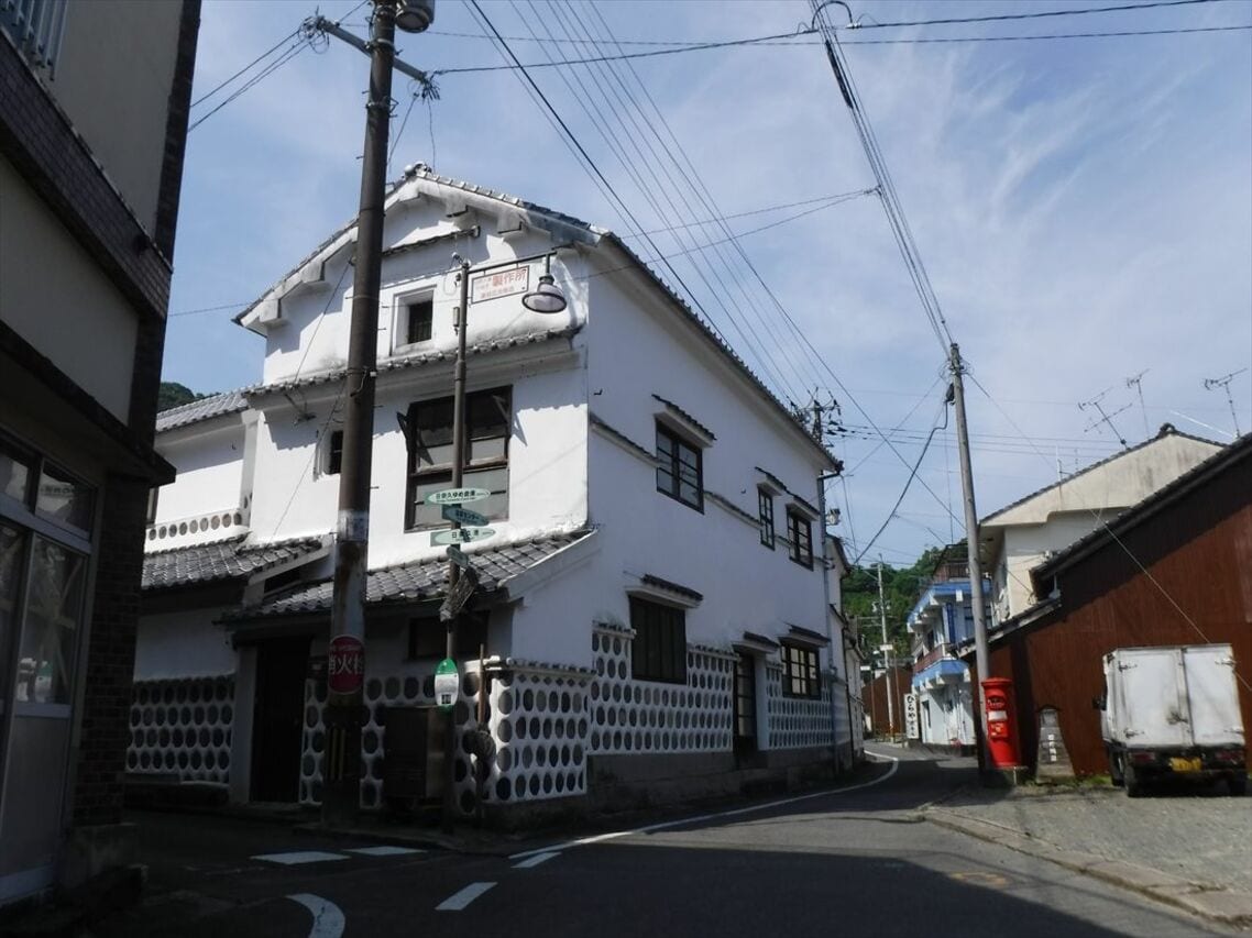 日奈久温泉の街にはなまこ壁の建物が残る。