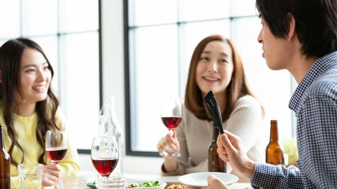 雑談が上手な男性、聞き上手な女性