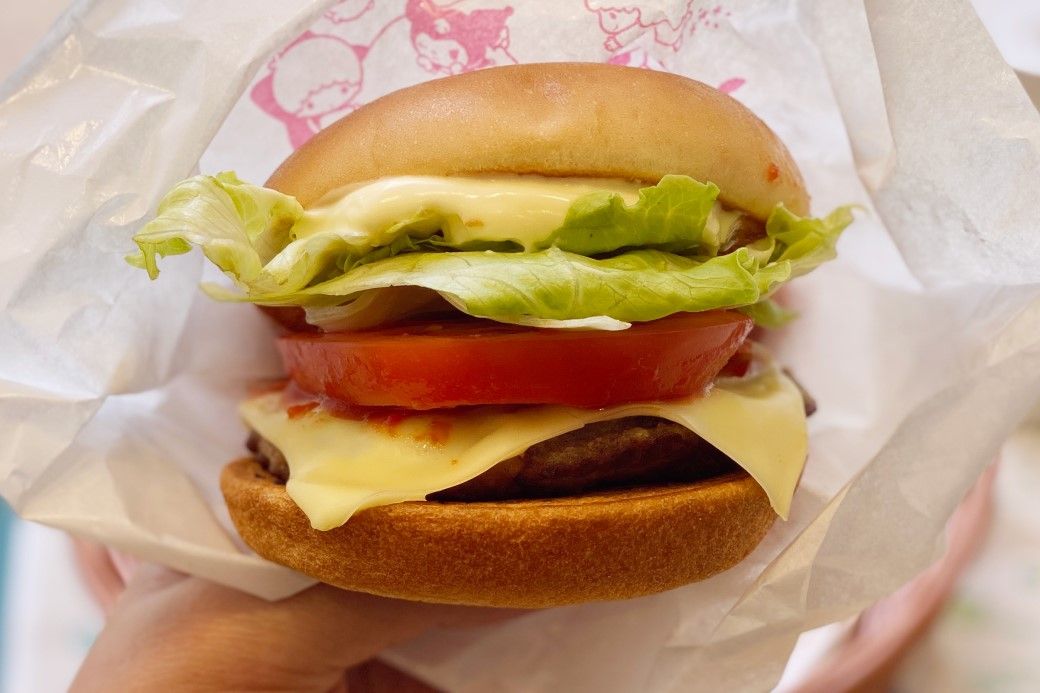 モーニング野菜チーズバーガーの側面。厚みがありカラフル（筆者撮影）