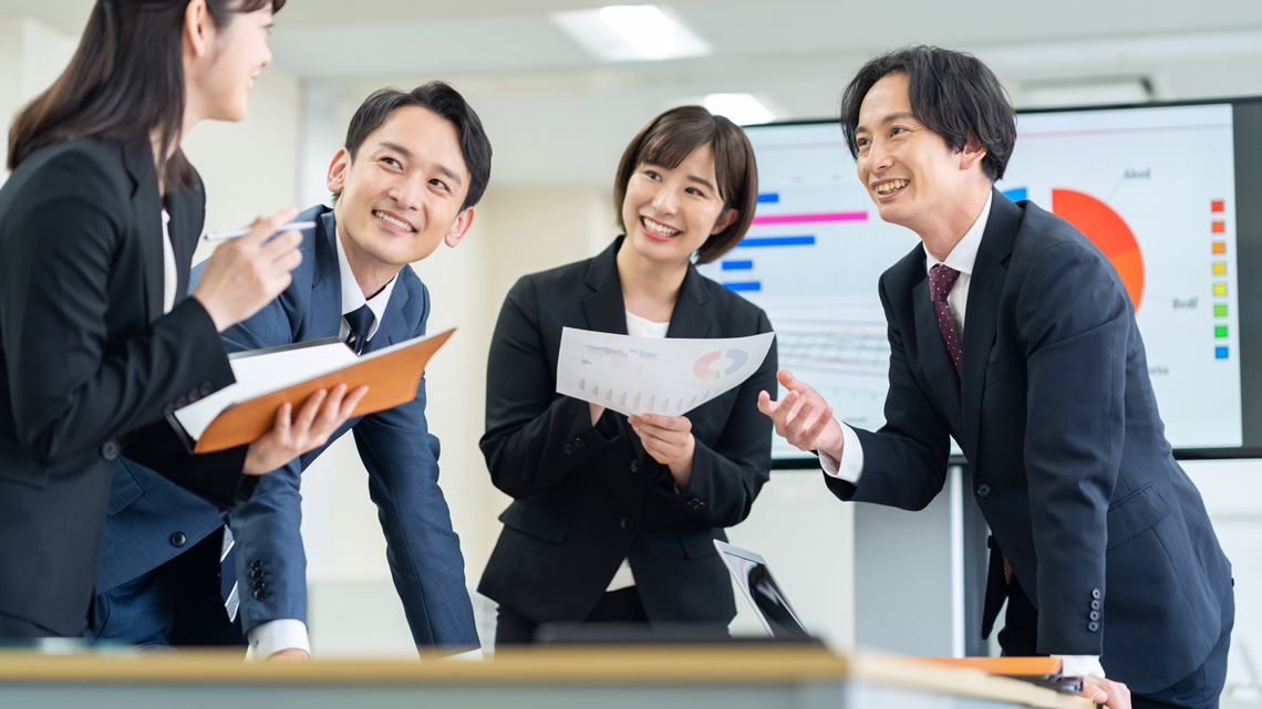若手社員が活発に議論している会議