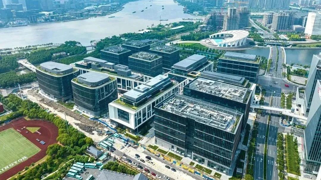 大型物件の大量供給も空室率上昇の一因だ。写真は2023年に竣工した複合開発地区（上海市浦東新区政府のウェブサイトより）