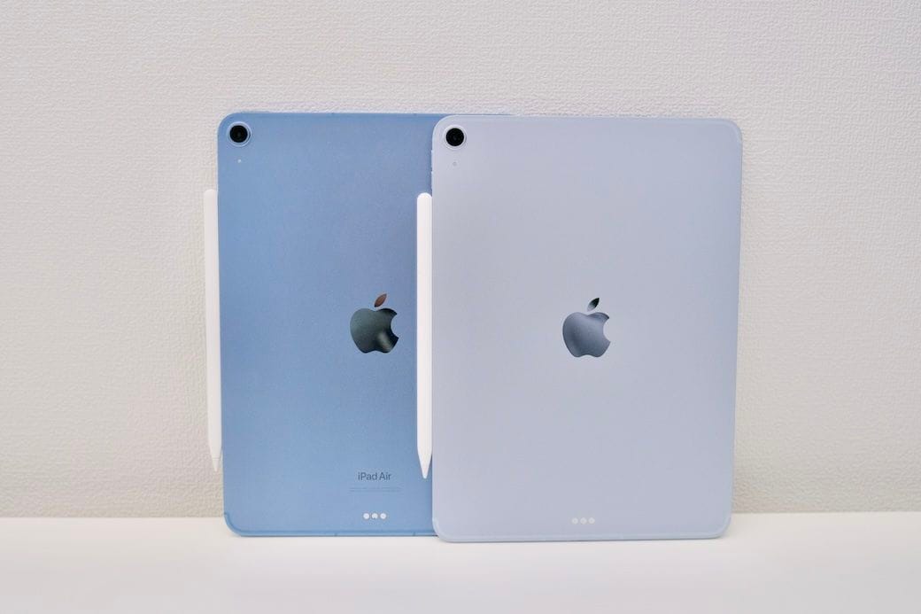 iPad Air（第5世代、左）とiPad Air（M3、右）の比較。同じブルーだが淡いトーンに変更されている（筆者撮影）