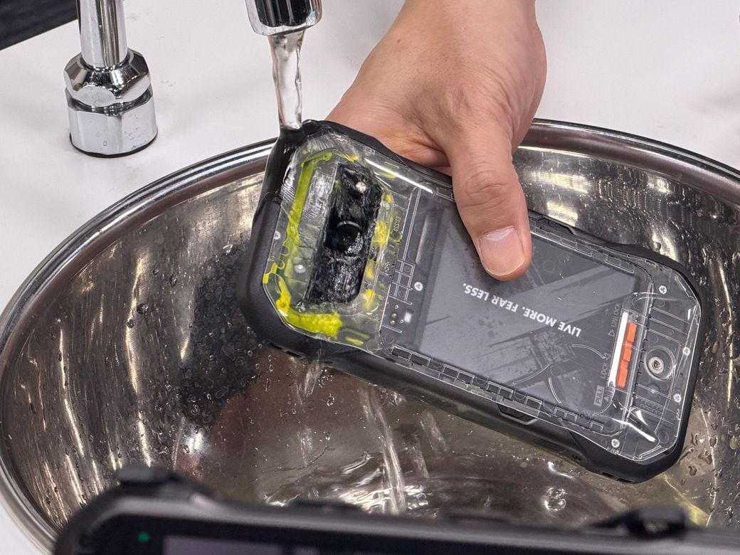 黄色いインクを泥に見立てたデモ。四隅のスリットから内部に入り込んだ泥が洗い流される様子が確認できる（画像：筆者撮影）