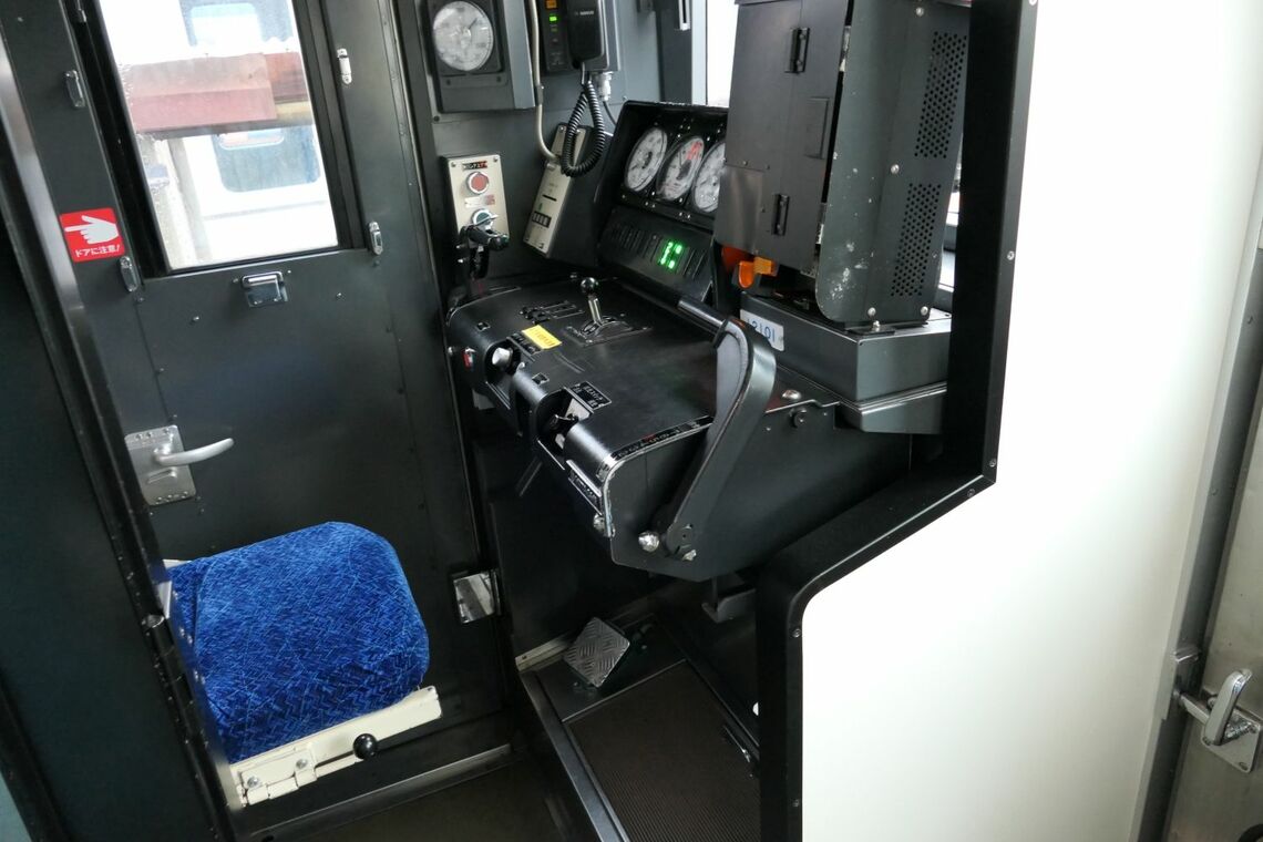 12000系の運転席（記者撮影）