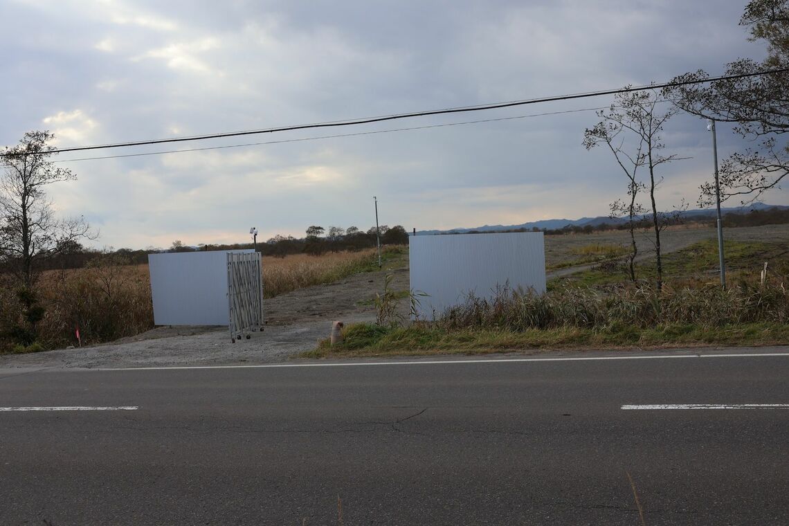 北斗の工事現場入り口。夕方からトークイベントが開かれた23日はゲートが開いており、監視カメラが作動していた（写真：河野博子撮影）