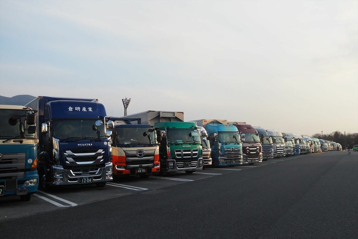 大都市に近いサービスエリアなどでは駐車スペースに大型車がぎっしり（筆者撮影）