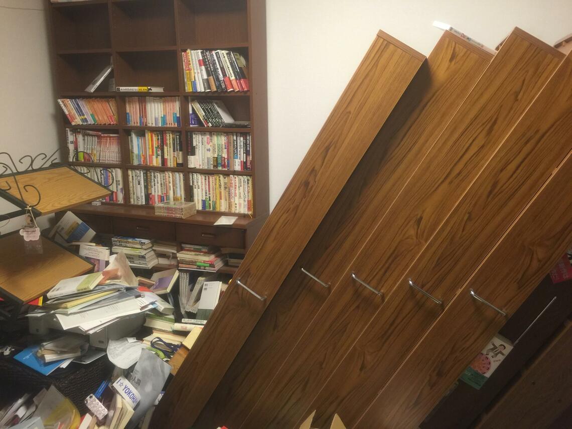 約7000冊の蔵書がある書斎もめちゃくちゃに（写真：東島さん提供）