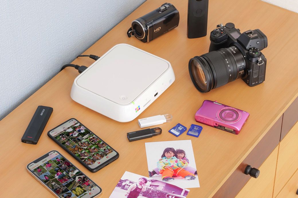 スマホはもちろん、デジカメ、ビデオカメラ、紙の写真（別途スキャナーが必要）…など、さまざまな写真を取り込んで、一括管理し、リビングのテレビで閲覧できる（写真：バッファロー）