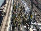 人力で線路を横に移動していく