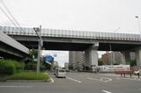 瓜生堂駅（仮称）付近の現況。左に見える近鉄奈良線の高架橋を跨ぐ構造となる（撮影：伊原薫）