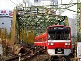 品川を出て神奈川新町を目指す1500形の普通列車（撮影：南正時）