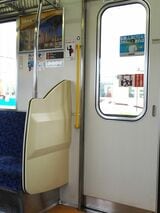 ドア横の手すりは黄色だ（記者撮影）