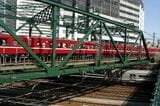 八ツ山橋を行く800形（撮影：南正時）