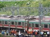 衝突して脱線した回送列車。右の車両が脱線してやや傾いている＝2025年10月6日（記者撮影）