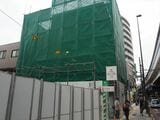 駒沢大学駅西口に建設中のビル（記者撮影）